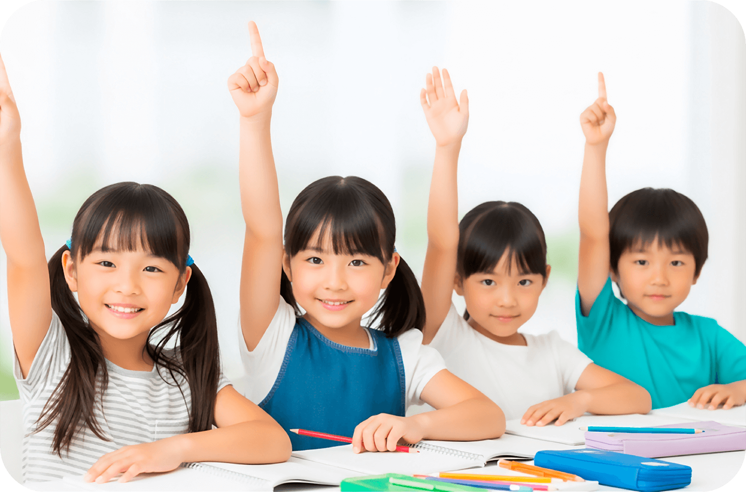 鉛筆を使って勉強する子どもの写真